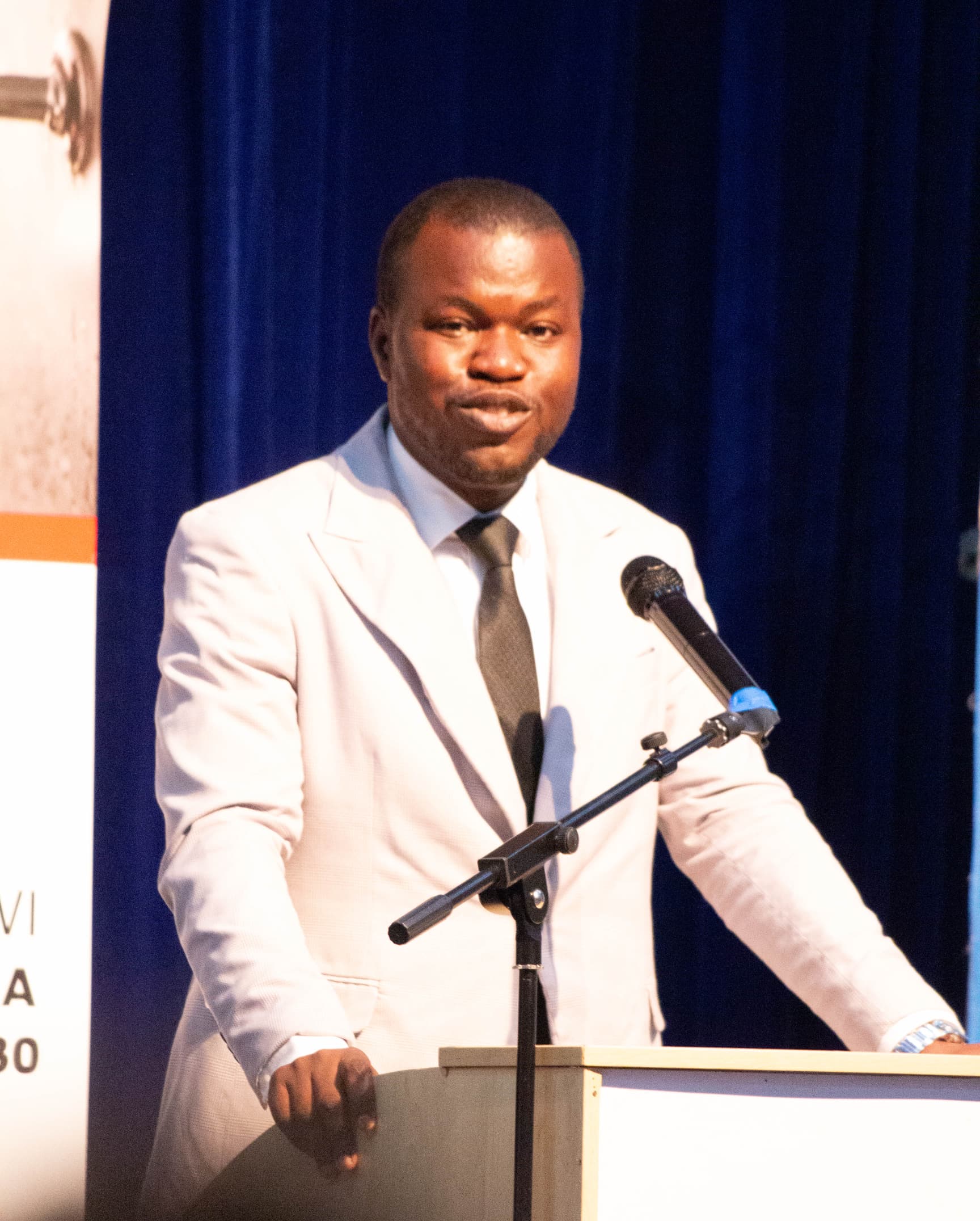 Ein Bild, das Kleidung, Mikrofon, Person, Menschliches Gesicht enthält.

KI-generierte Inhalte können fehlerhaft sein.