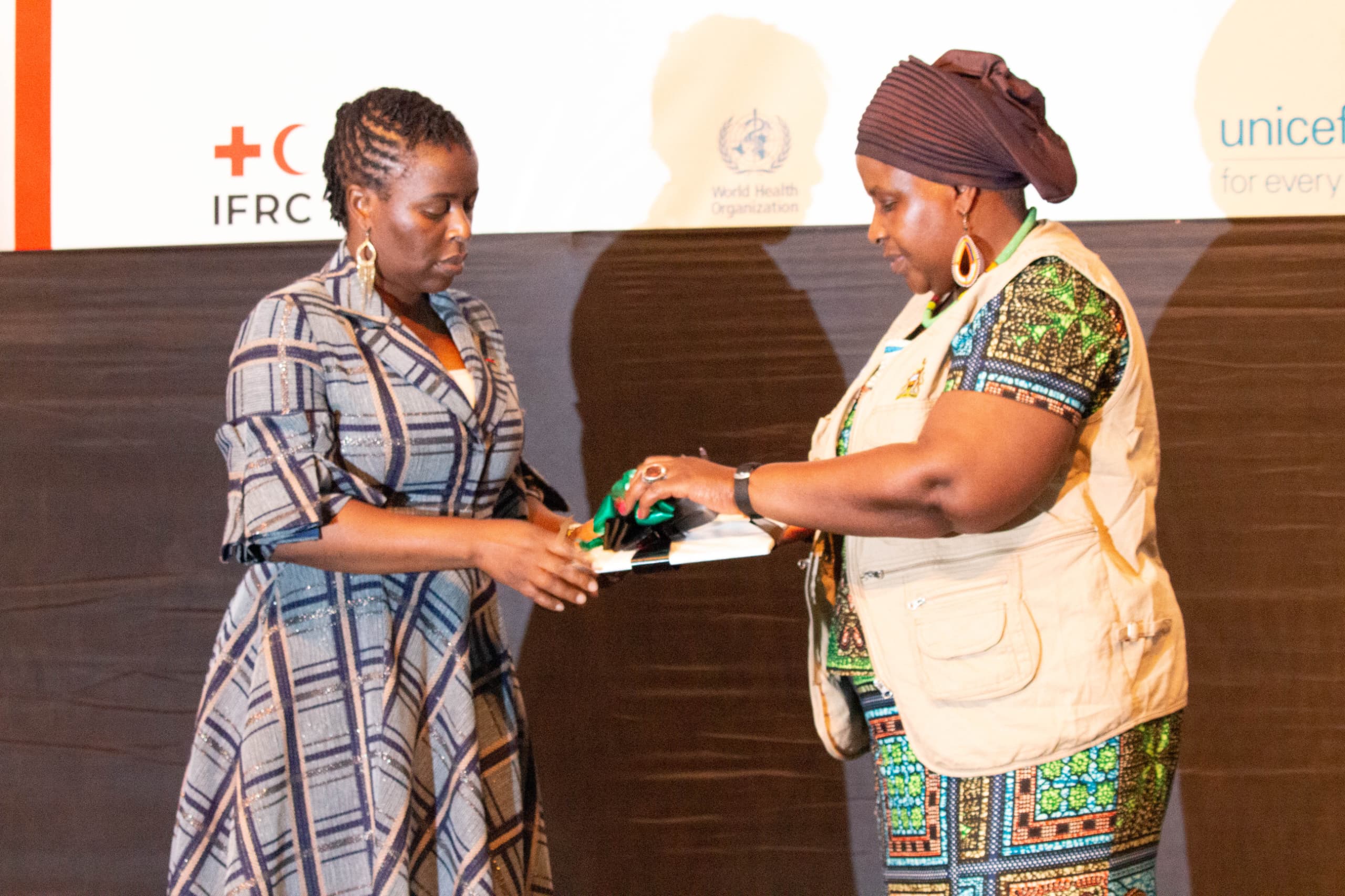 Ein Bild, das Kleidung, Person, Menschliches Gesicht, Modeaccessoire enthält.

KI-generierte Inhalte können fehlerhaft sein.